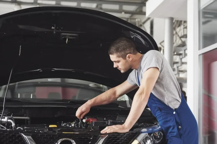 Periyodik bakım sırasında motor yağı ve filtre kontrolü
