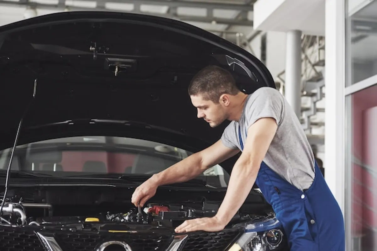 Periyodik bakım sırasında motor yağı ve filtre kontrolü