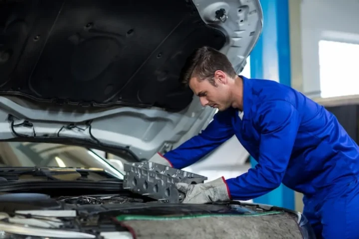 Oto servisinde turbo montajı yapan mekanik ustası